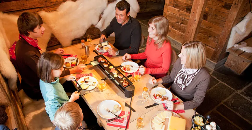 ein-raclette-ofen-sorgt-fuer-spass-an-den-kleinen-leckereien-in-geselliger-runde-2
