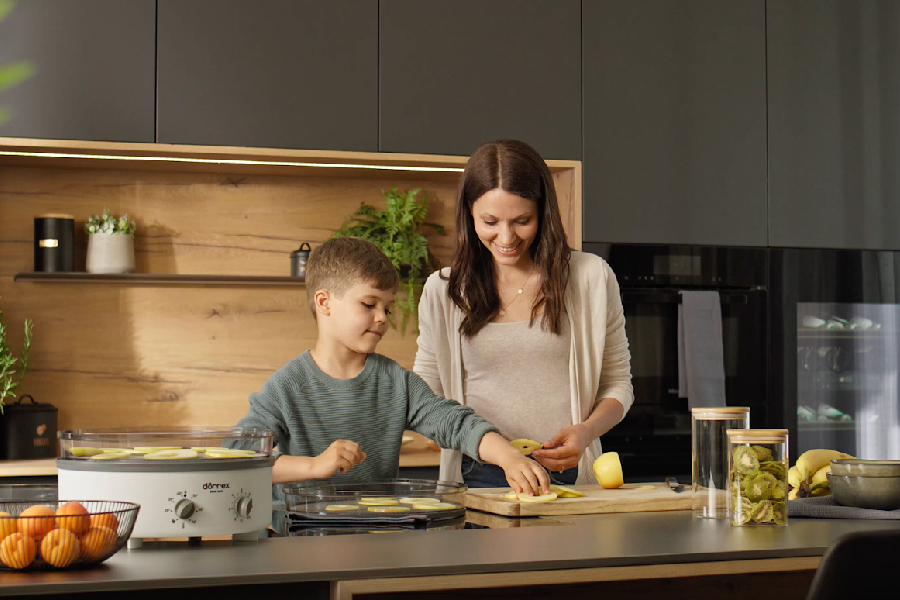 Dörren im Spätsommer: Früchte und Kräuter haltbar machen